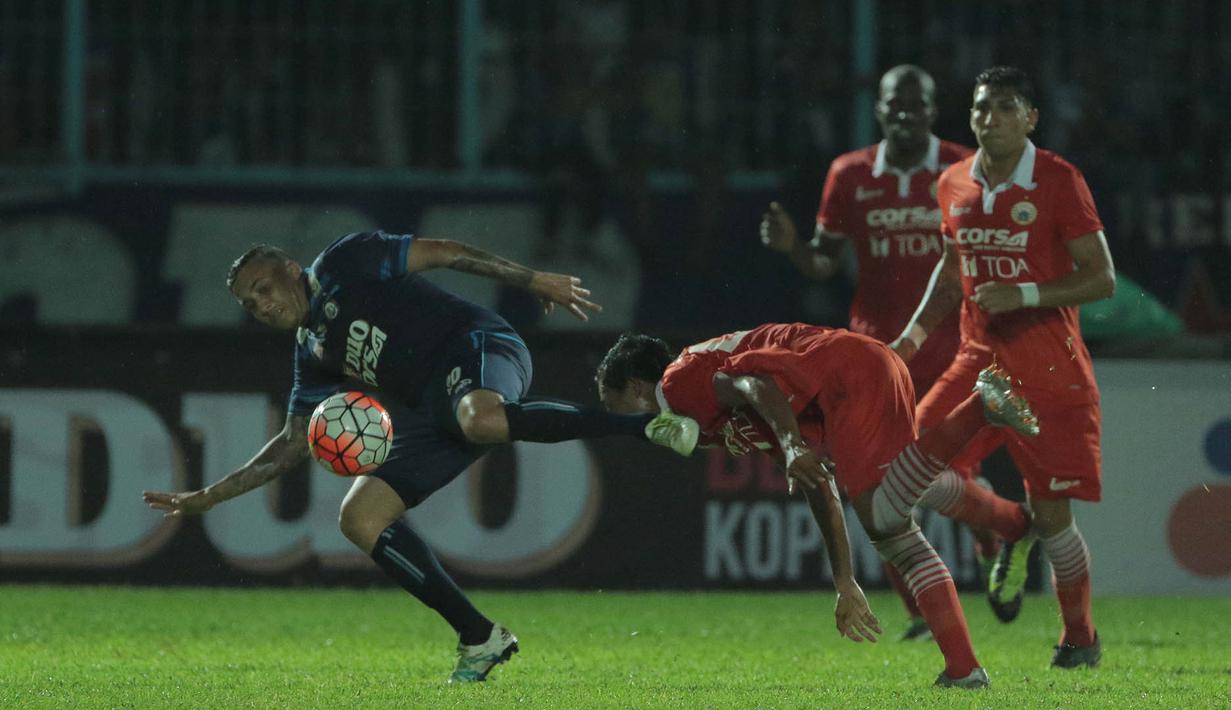Bek Arema, Arthur Cunha, lepas dari kawalan pemain Persija pada laga Piala Presiden 2017 di Stadion Kanjuruhan, Malang, Sabtu (11/2/2017). Arema bermain imbang 1-1 melawan Persija. (Bola.com/Reza Bachtiar)