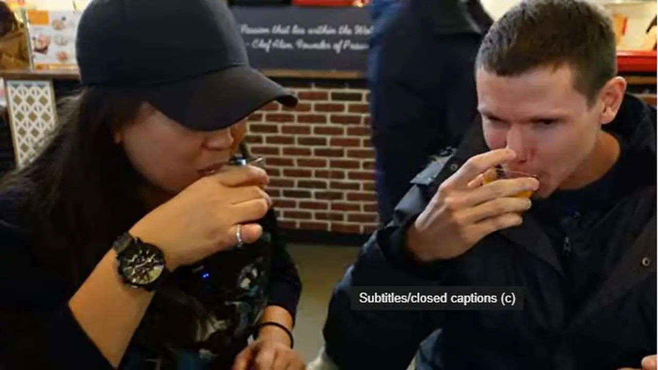Saat Youtuber Amerika Seruput Jamu Kunyit Asam di New York