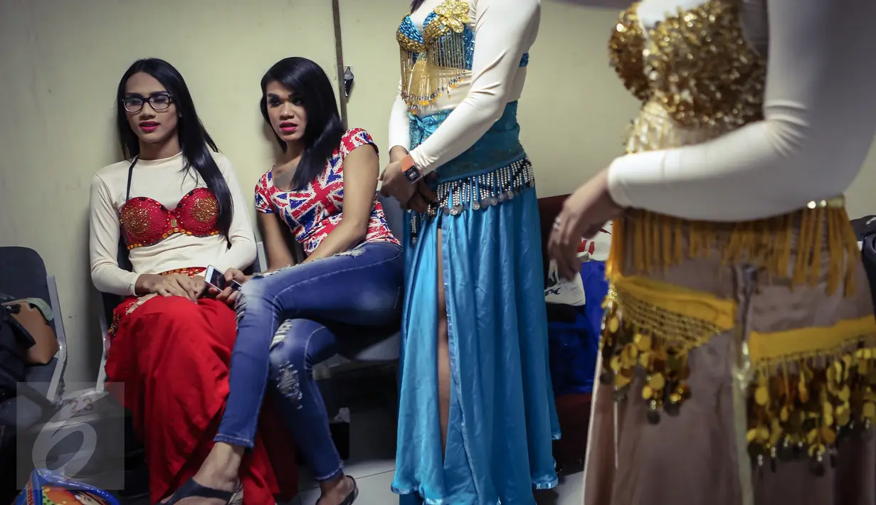 Penari waria siap tampil menghibur dan membius undangan pada malam pemilihan Miss Waria 2016 di Bulungan, Jakarta, (11/11). Mereka siap berpartisipasi secara aktif dan bebas dengan dandanan ala negeri timur. (Liputan6.com/Fery Pradolo)