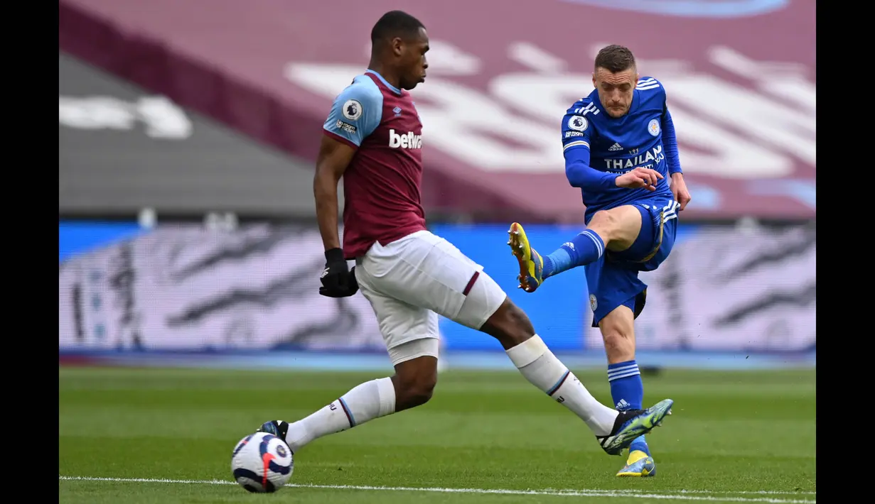 Striker leicester City, Jamie Vardy beberapa kali berusaha menerbos barisan pertahanan lawan, namun usahanya  masih sia-sia. (Foto: AFP/Pool/Justin Setterfield)