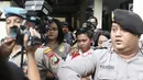 Komisaris First Travel Kiki Hasibuan dikawala petugas usai menjalani sidang vonis di Pengadilan Negeri Depok, Jawa Barat, Rabu (30/5). Kiki divonis 15 tahun penjara dan denda 5 miliar rupiah subsider 8 bulan penjara. (Liputan6.com/Herman Zakharia)
