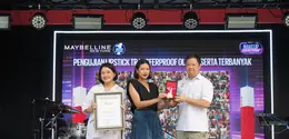 Maybelline berhasil meraih rekor MURI dengan mengajak ribuan orang untuk ikut merasakan transferproof testing experience.
[Dok/Maybelline New York].