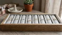 5 Inspirasi Anting Kecil yang Cocok untuk Semua Bentuk Wajah, Tampil Menawan Setiap Saat