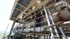 Petugas beraktivitas di pembangunan pembangkit listrik tenaga uap (PLTU) Lontar unit 4 di Balaraja, Banten, Jumat (29/3/2019). Proyek PLTU Lontar dengan kapasitas 315 MW kini sudah mencapai 86 persen dan rencananya bisa beroperasi pada September 2019. (Liputan6.com/Herman Zakharia)