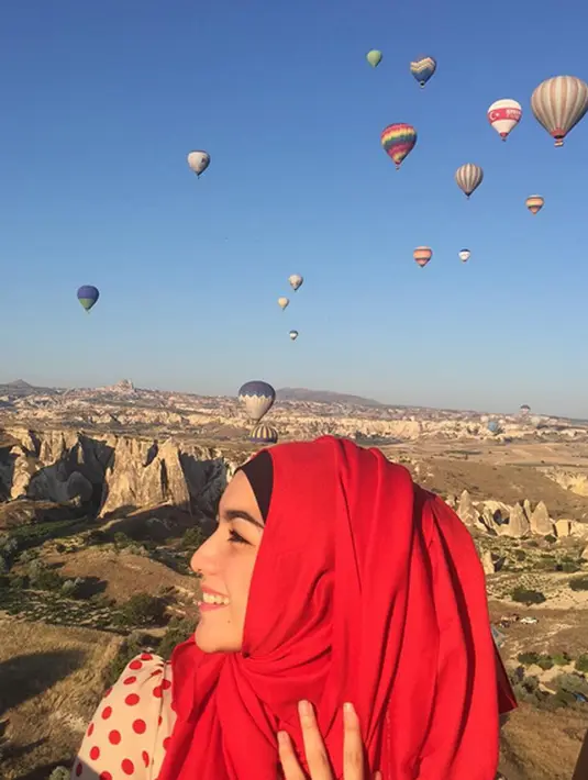 Dara cantik kelahiran Bogor, 29 April 1994, tampak sangat jatuh hati dengan indahnya pemandangan balon udara yang menghiasi langit Turki. (via instagram/@citraciki)
