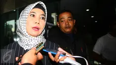  Mantan Bupati Kendal periode 2010-2015 Widya Kandi Susanti usai menjalani pemeriksaan di Gedung KPK, Jakarta, Rabu (17/2). KPK Periksa Mantan Bupati Kendal Terkait dalam kasus anggota Komisi V DPR RI Damayanti. (Liputan6.com/Helmi Afandi)