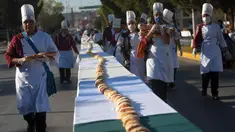 Suasana pembuatan kue raja sepanjang 2.063,43 meter di Saltillo, Negara Bagian Coahuila, Meksiko, 6 Januari 2019. Kue raja tersebut memecahkan Guinness World Record sebagai kue terpanjang di dunia. (Julio Cesar AGUILAR/AFP)