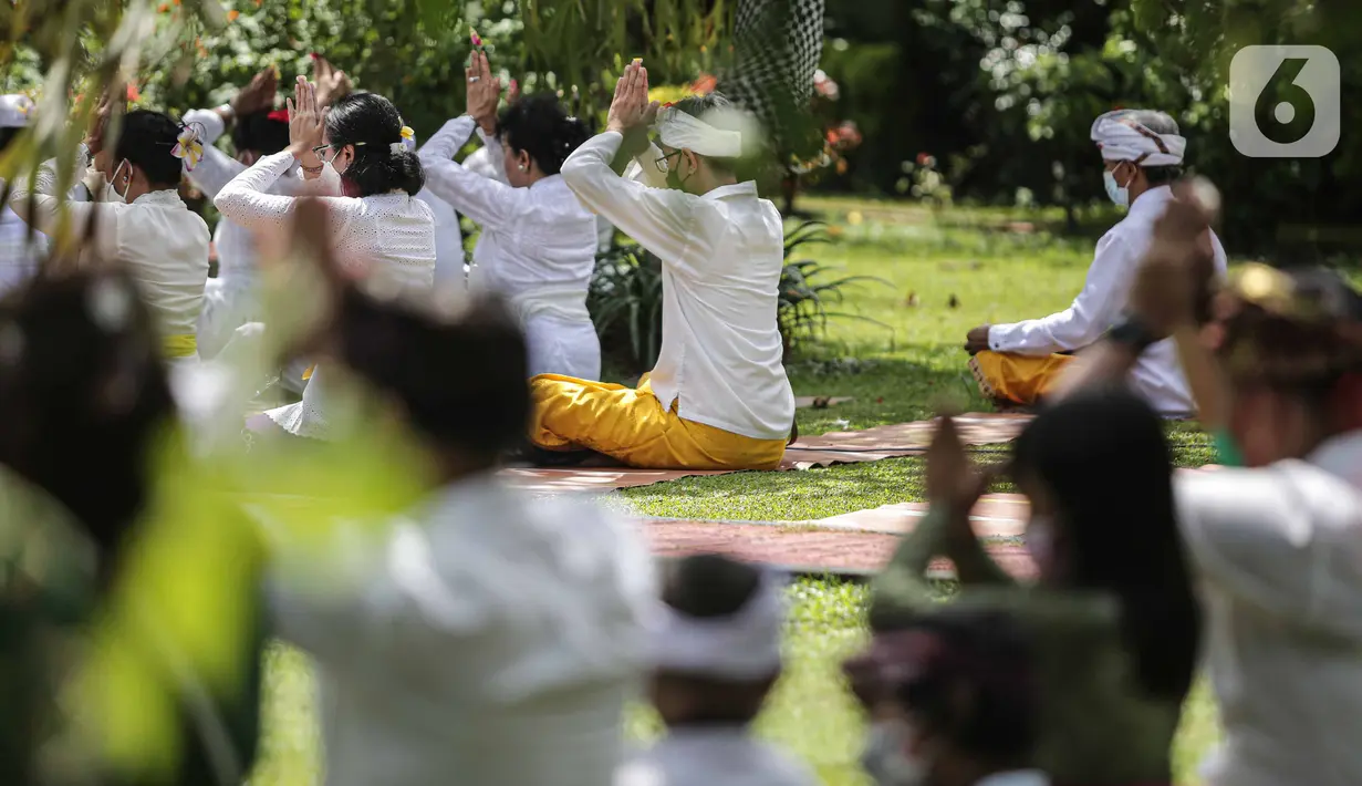 Umat Hindu bersembahyang saat mengikuti upacara Tawur Agung Kesanga di Pura Amerta Jati, Cinere, Depok, Rabu (2/3/2022).  Upacara Tawur Agung Kesanga tersebut tahun ini hanya diikuti pemuka umat Hindu dan perwakilan dari pura sekitar dengan jumlah terbatas. (Liputan6.com/Faizal Fanani)