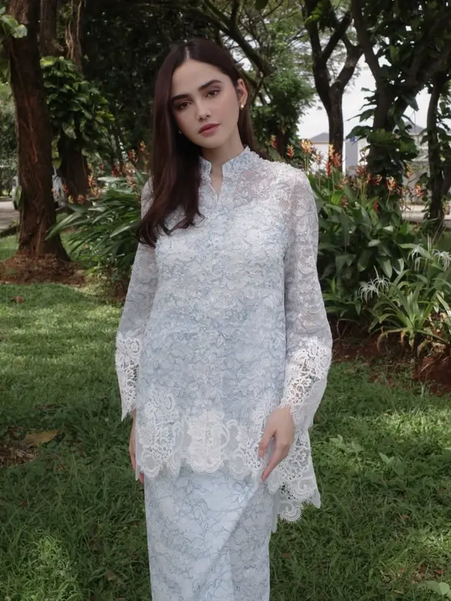 Syifa Hadju saat lebaran 2026 pakai baju baby blue. [@syifahadju]