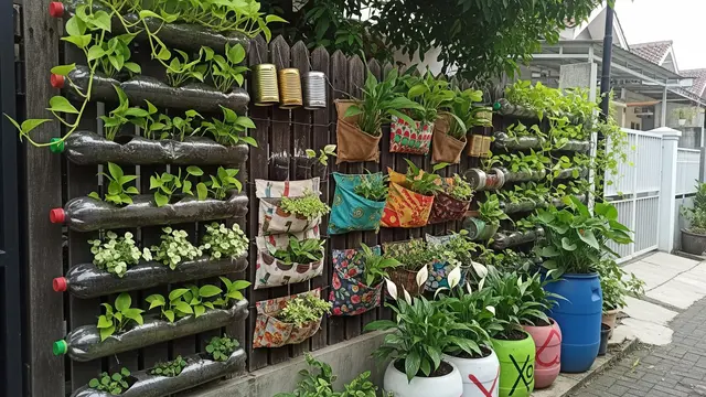 Model Taman Vertikal Dinding Pagar dengan Material Daur Ulang