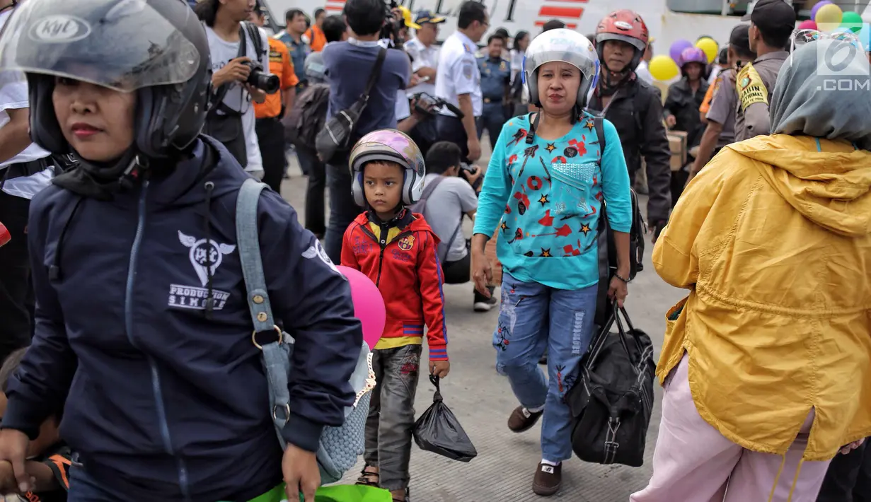 Pemudik motor gratis usai turun dari kapal Perintis KM. Sabuk Nusatara di Pelabuhan Tanjung Priok, Jakarta, Rabu (20/6). Puncak arus balik pemudik di Pelabuhan tersebut diperkirakan akan terjadi H+7 Lebaran. (Liputan6.com/Faizal Fanani)