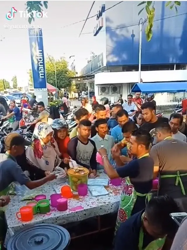 Viral Video Jualan Es Bandong Away, Laris Manis Sampai Puluhan Ember