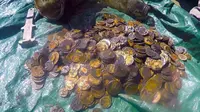 Tanpa disengaja, beberapa penyelam temukan koin emas saat sedang membersihkan sampah di dalam laut