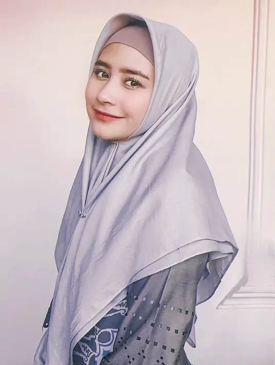 Hijab sederhana Prilly dalam acara kajian bersama Ustad Adi Hidayat. Foto ini diunggah ke Instagram dan mengundang banyak respons positif. (Liputan6.com/Instagram/@prillylatuconsina96)