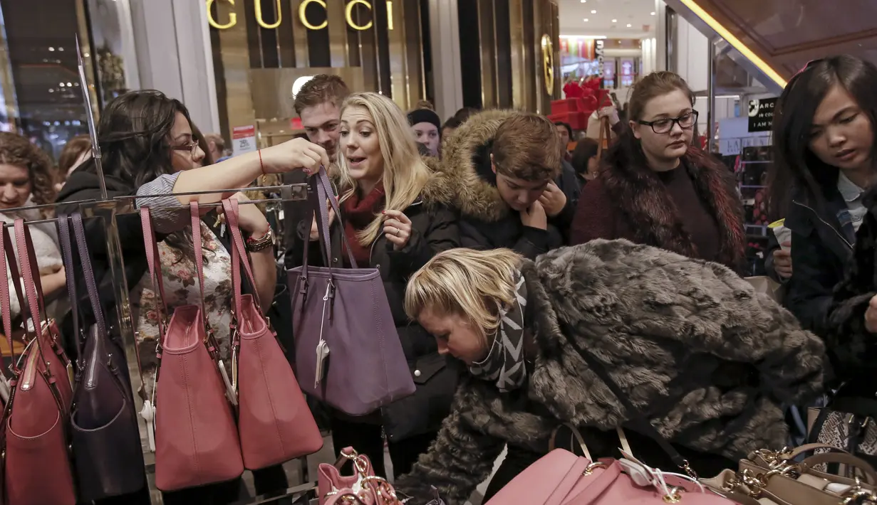 Sejumlah wanita memilih - milih tas yang dibanderol dengan harga cukup murah selama perayaan Black Friday di Macy Herald Square, New York,(26/11). Black Friday adalah hari dimulainya musim belanja bagi warga Amerika menjelang Natal. (REUTERS/Andrew Kelly)