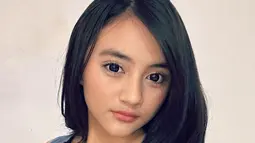 Foto ketika tengah melakukan tes makeup ini diunggah Nayla pada November 2023 lalu. Melihat foto tersebut, netizen ramai bubuhkan komentar dan menyebut jika artis dengan nama lengkap Nayla Denny Purnama ini memang sangat mirip dengan mendiang Vina. Posenya dan ekspresinya ketika berfoto juga diusahakan semirip mungkin dengan foto almarhumah Vina. (Liputan6.com/IG/@nayladpurnama)