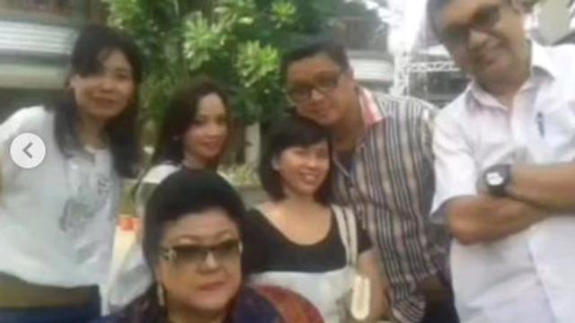 6 Potret Ibu Jeje 'Slebew' yang Viral di TikTok, Kerabat Dekat Dede Yusuf