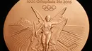 Medali perunggu Olimpiade 2016 saat diluncurkan di Rio de Janeiro, Brasil (14/6). Menurut penyelenggara, medali tersebut didesain berdasarkan kekuatan alam dan mewakili kekuatan pahlawan Olimpiade. (Reuters/ Sergio Moraes)