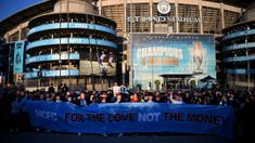 Para pendukung Manchester City melakukan protes akibat mahalnya harga tiket dengan membentangkan banner bertuliskan "MFC untuk cinta bukan uang"  sebelum laga lanjutan Liga Inggris 2024/2025 melawan Leicester di Etihad Stadium, Manchester, Inggris, Rabu (02/04/2025) waktu setempat. (AFP/Oli Scarff)
