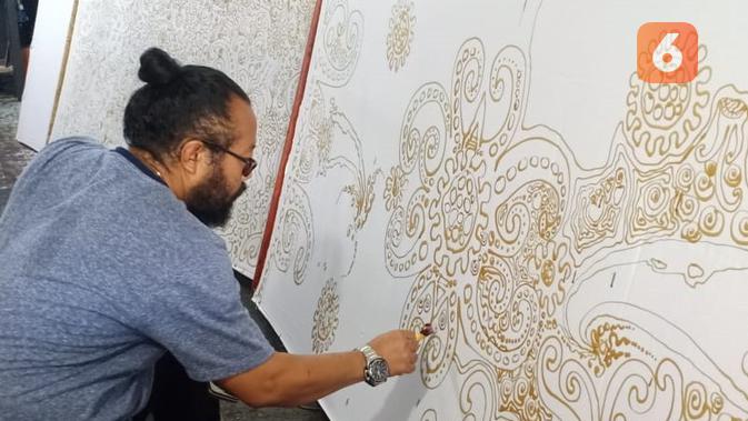 Satu lukisan batik bisa diselesaikan Adi Setyo Purwanto dalam waktu tiga hari. (foto: Siti Hardiani)