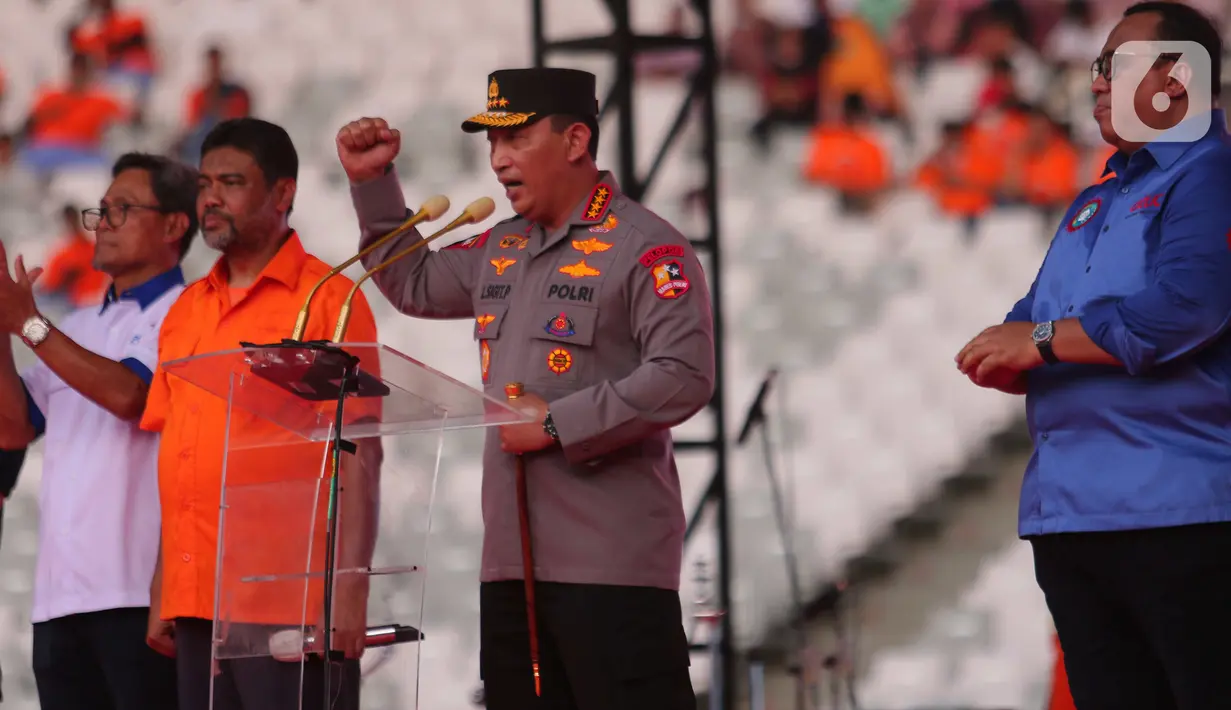 Kapolri Jenderal Pol Listyo Sigit Prabowo saat menyapa para buruh dalam perayaan puncak Hari Buruh Indonesia bertajuk May Day Fiesta di Stadion Utama Gelora Bung Karno (GBK) Senayan, Jakarta, Sabtu (14/5/2022). Pada kesempatan itu, Kapolri juga mengucapkan selamat ulang tahun bagi seluruh buruh di Tanah Air, bertepatan dengan Hari Buruh Internasional pada 1 Mei 2022. (Liputan6.com/Angga Yuniar)