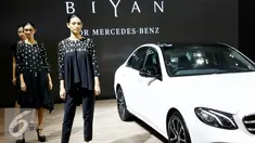 Model mengenakan busana dari desainer Biyan Wanaatmaja  di booth Marcedes-Benz pada gelaran GIIAS 2016 di ICE BSD City Serpong, Banten, (13/8). Marcedes-Benz Indonesia bekerja sama dengan desainer ternama Biyan Wanaatmaja . (Liputan6.com/Fery Pradolo)