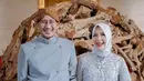 Menparekraf Sandiaga Uno dan sang istri Nur Asia Uno tampil kompak mengenakan beskap dan kebaya berwarna abu-abu. @nurasiauno.