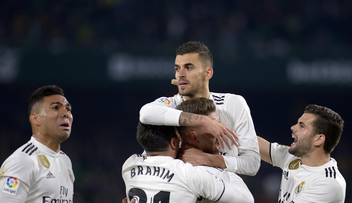 Perayaan gol pemain Real Madrid usai Cebalos mencetak gol pada laga lanjutan La Liga Spanyol yang berlangsung di stadion Benito Villamarin, Senin (14/1). Real Madrid menang 2-1 atas Real Betis. (AFP/Cristina Quicler)
