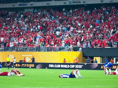 Pemain Porto dan Al Ahly terbaring lesu di lapangan setelah bermain imbang dalam laga seru matchday terakhir Grup A Piala Dunia Antarklub 2025. (AP Photo/Frank Franklin II)
