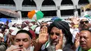 Umat muslim berdoa ketika mereka mengelilingi Kakbah di Masjid al-Haram menjelang puncak pelaksanaan ibadah haji di kota suci Makkah, Arab Saudi pada Senin (5/8/2019). Ibadah haji menjadi pertemuan tahunan umat manusia terbesar di dunia.  (AP Photo/Amr Nabil)