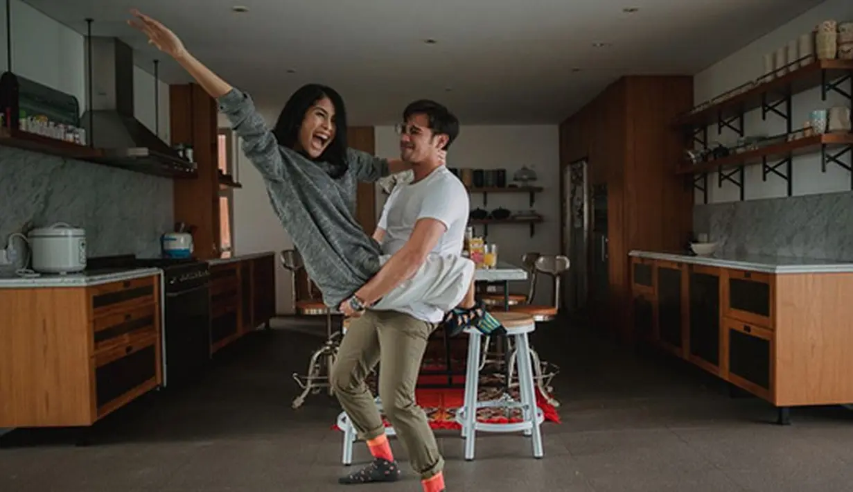 Pemeran Tarra Budiman akan melepas masa lajangnya pada Sabtu, 22 April 2017 mendatang. Pria kelahiran Bali 30 tahun silam itu akan mempersunting Gya Sadiqah, sepupu Raffi Ahmad di Bandung, Jawa Barat. (Instagram/tarrabudiman)