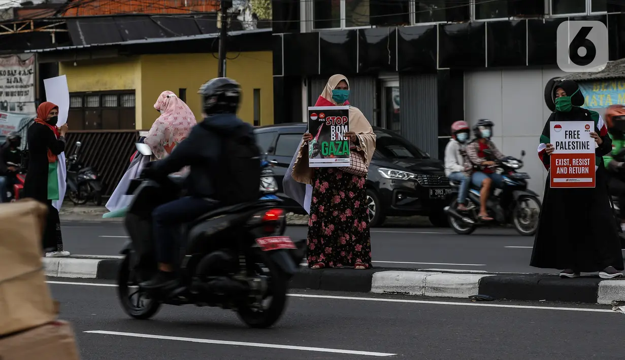Masyarakat membawa poster dan abendera Palestina di jalan Basuki Rahmat, Jakarta, Kamis (20/5/2020). Aksi masyarakat tersebut untuk mengutuk penyerangan Israel ke Palestina yang telah menyebabkan ratusan korban jiwa. (Liputan6.com/Johan Tallo)