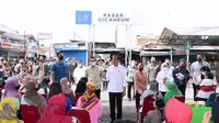 Presiden Joko Widodo (Jokowi) Sedang mengunjungi Pasar Cicaheum Kota Bandung Jawa Barat, Minggu (28/8/2022). (Dok. Biro Pers Sekretariat Presiden)
