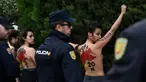 Polisi Spanyol menahan sejumlah aktivis Femen yang melakukan aksi telanjang dada memprotes penggalian makam diktator Spanyol Francisco Franco selama pertemuan tahunan di Madrid, Spanyol (24/11/2019). Aksi ini sekaligus memperingati kematian ke-44 Francisco Franco. (AFP/Oscar Del Pozo)