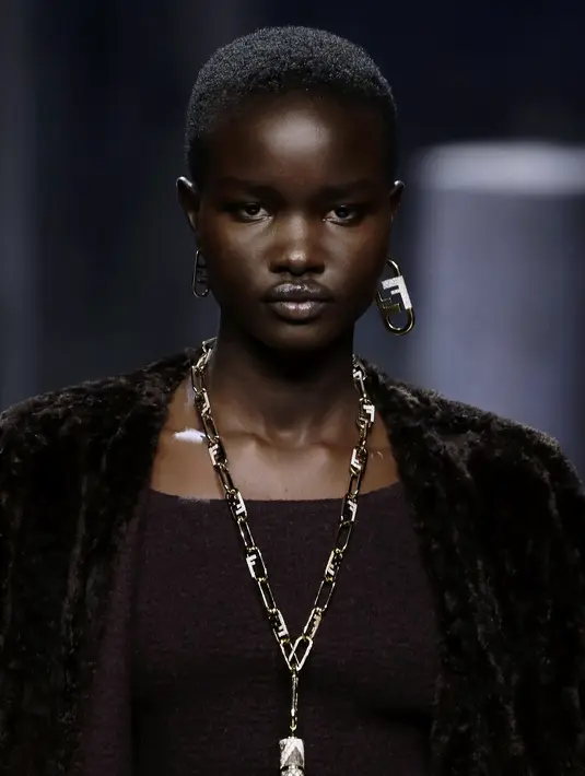 FENDI O'Lock mengembangkan monogram persegi FENDI menjadi bentuk kabiner modern dan grafis berdesain oval yang feminin dan lembut. Foto: Document/FENDI.