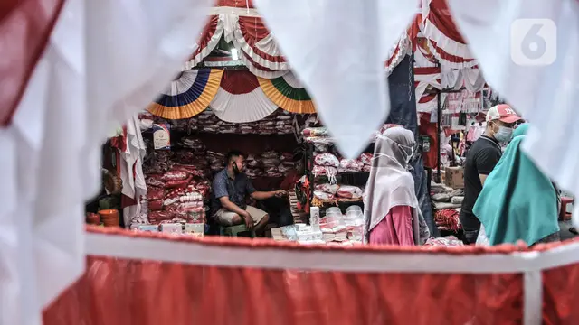 Pernak-pernik Merah Putih Hari Kemerdekaan di Pasar Jatinegara