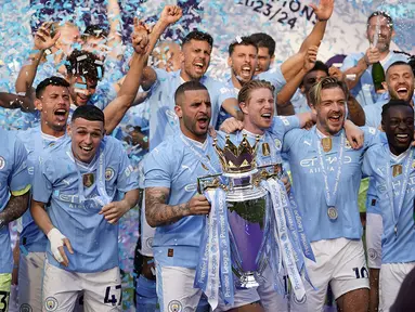 Manchester City berhasil memetik kemenangan 3-1 atas tamunya West Ham United di Etihad Stadium pada pekan terakhir Liga Inggris 2023/2024 yang digelar serentak pada Minggu (19/5/2023). Tiga gol kemenangan The Citizens dicetak lewat brace Phil Foden ditambah satu gol dari Rodri, sementara sang tamu hanya mampu mencetak satu gol lewat Mohammed Kudus. Kemenangan ini memastikan Manchester City merebut gelar juara Liga Inggris 2023/2024 dengan raihan 91 poin di klasemen akhir, unggul 2 poin dari Arsenal sebagai runner-up. Gelar ini sekaligus menjadi yang keempat berturut-turut sejak 2020/2021, sebuah torehan yang belum pernah dilakukan klub Inggris mana pun sepanjang sejarah. (AP Photo/Dave Thompson)