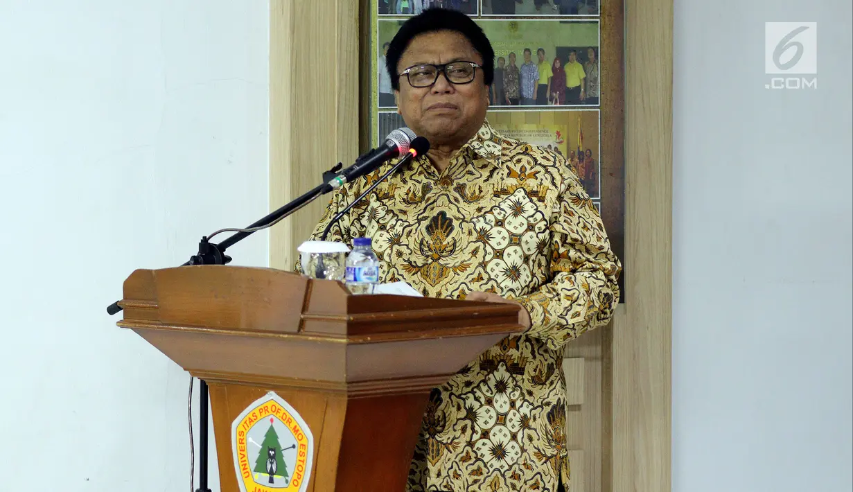 Ketua DPD Oesman Sapta Odang atau OSO berbicara dalam seminar pascasarjana di Universitas Moestopo, Jakarta, Sabtu (24/3). OSO menekankan pentingnya komunikasi antarlembaga untuk pembangunan. (Liputan6.com/JohanTallo)