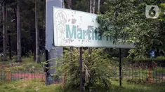 Suasana Taman Martha Tiahahu yang terbengkalai di kawasan Blok M, Jakarta Selatan, Selasa (17/11/2020). Taman yang berdiri sejak 1948 tersebut kini kondisinya terbengkalai, dengan sampah dan rumput liar yang tumbuh hampir di seluruh sudut taman. (Liputan6.com/Immanuel Antonius)