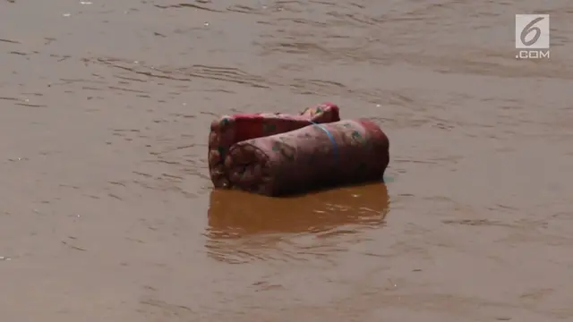 Penampakan Sungai Ciliwung yang Meluap di Pejaten Timur