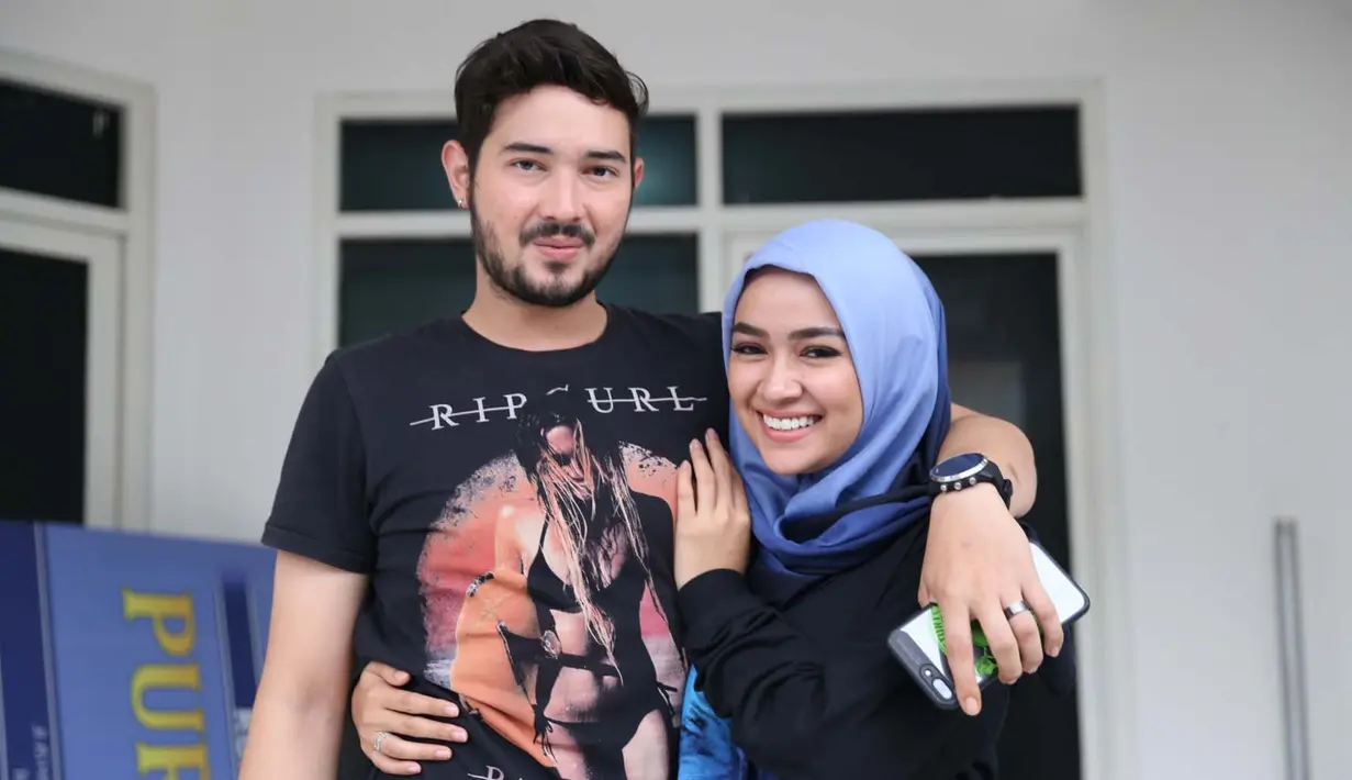 "Ya kaya ga nyangka aja mereka mau repot-repot ria memberikan karangan bunga, makanan, atau apalah. Makasih banyak banget," tutur Aryani Fitriana. (Nurwahyunan/Bintang.com)