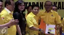 Setya Novanto saat mendaftar sebagai ‎Caketum Partai Golkar didampingi istrinya Deisti Astriani Tagor di DPP Partai Golkar, Jakarta, Rabu (4/5). Partai Golkar mematok mahar Rp 1 M untuk Balon Ketua Umum Partai Golkar. (Liputan6.com/Johan Tallo) 