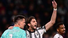 Masih menyisakan satu laga lagi di Liga Italia musim 2022/2023, Juventus telah dipastikan tak lolos ke Liga Champions musim depan dengan menghuni posisi ke-7 klasemen sementara dengan 59 poin. Sebenarnya, total poin Juventus dari 37 laga adalah 69 poin, namun setelah terbukti merekayasa biaya tansfer, pihak Serie A akhirnya menghukum Juventus dengan pengurangan 10 poin. Dengan tak lolos ke Liga Champions musim depan, kondisi finansial Juventus diyakini akan terganggu dan solusinya mereka harus rela kehilangan 5 pemain berikut yang tengah jadi incaran beberapa klub elite Eropa. (AFP/Marco Bertorello)