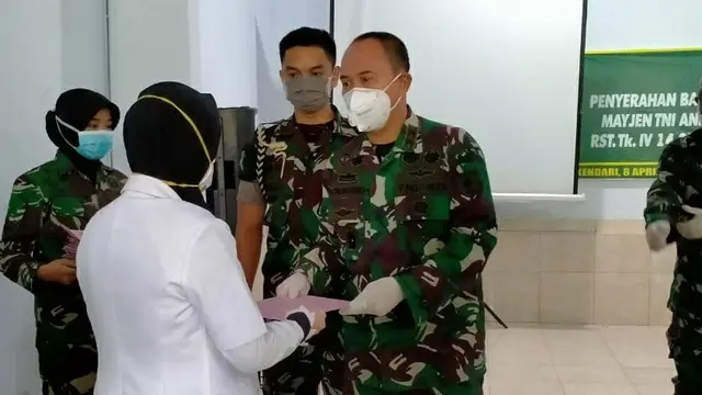 Ditengah pandemi Corona Covid-19, Pangdam XIV Hasanuddin Mayjen TNI Andi Sumangerukka melakukan peninjauan kesiapan RS Korem Kendari, Rabu (8/4/2020).(Liputan6.com/Ahmad Akbar Fua)