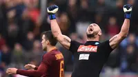 Kiper Napoli Pepe Reina merayakan kemenangan Napoli atas AS Roma pada laga Serie A di Olimpico, Roma, Sabtu (4/3/2017). (AFP/Filippo Monteforte)