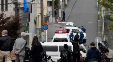 Awak media saat meliput olah TKP mutilasi di Zama, Prefektur Kanagawa, Jepang, (31/10). Kepolisian Jepang menangkap pria bernama Takahiro Shiraishi (27) atas dugaan pembunuhan setelah menemukan potongan tubuh sembilan mayat. (AFP Photo/Toru Yamanaka)