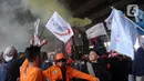 Massa buruh memblokir jalan di Kolong Tol Cibitung, Bekasi, Jawa Barat, Kamis (23/11/2023). Aksi buruh membuat jalan arteri Pantura arah Cikampek dan sebalik menuju Jakarta lumpuh total. (merdeka.com/Imam Buhori)