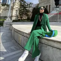 Usia bukan menjadi halangan untuk tetap stylish, seperti Annisa di usia 45 tahun ia tampil dengan pakaian didominiasi warna hijau. Mulai dari outer, pallazo pants, pashima, hingga tasnya. @hapsarianissa29