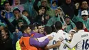 Ekspresi kegembiraan pemain Real Madrid merayakan gol saat melawan Athletic Bilbao pada lanjutan La Liga di Santiago Bernabeu stadium, Madrid, senin (23/10/16) dini hari WIB. (AP/Daniel Ochoa de Olza)