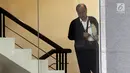 Dirut PT SMART Tbk, Jo Daud Dharsono menaiki tangga akan menjalani pemeriksaan oleh penyidik KPK, Jakarta, Rabu (5/12). Jo Daud diperiksa sebagai saksi untuk tersangka ‎Direktur PT Binasawit Abadi Pratama Edy Saputra Suradja. (Merdeka.com/Dwi Narwoko)